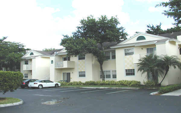 Reflections At Pembroke Pines in Pembroke Pines, FL - Building Photo