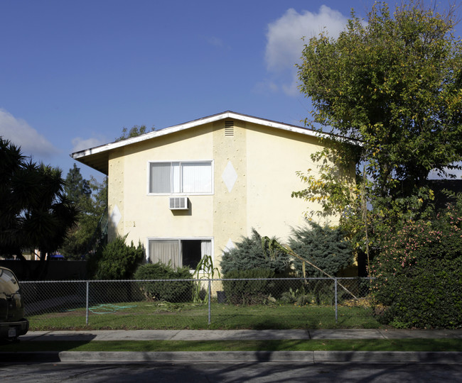 321 N Macneil St in San Fernando, CA - Foto de edificio - Building Photo