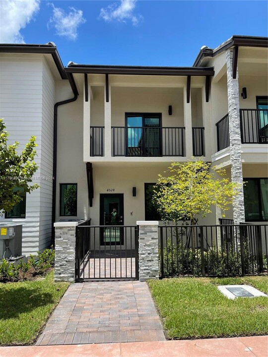 4528 NW 83rd Path in Doral, FL - Foto de edificio