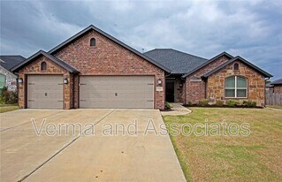 1906 SW Cypress St in Bentonville, AR - Building Photo