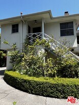 130 S Bowling Green Way in Los Angeles, CA - Building Photo