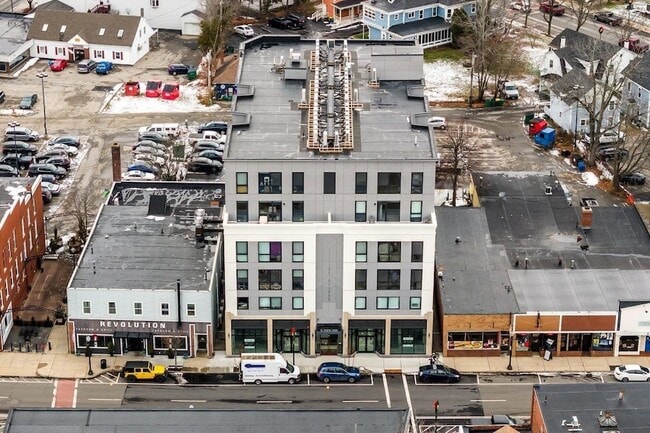 55 N Main St, Unit 205 in Rochester, NH - Foto de edificio - Building Photo