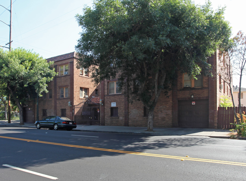 Hunter House in Stockton, CA - Building Photo