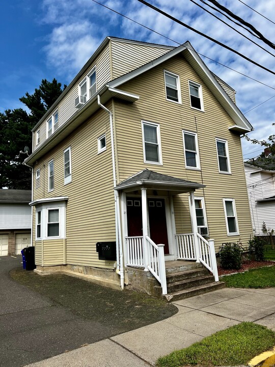 21 Oak St in Middletown, CT - Building Photo