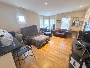 28 Benham St, Unit 2 in Medford, MA - Foto de edificio - Building Photo