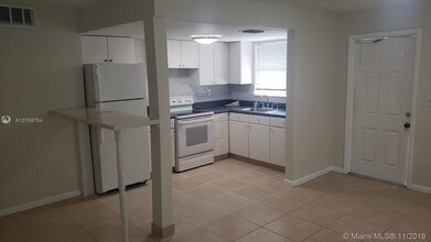 1209 N 17th Ave-Unit -1 in Hollywood, FL - Building Photo - Building Photo