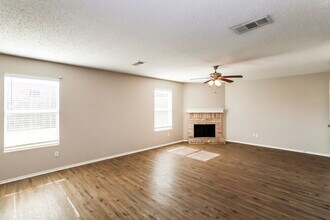 944 Dunkirk Ln in Arlington, TX - Foto de edificio - Building Photo