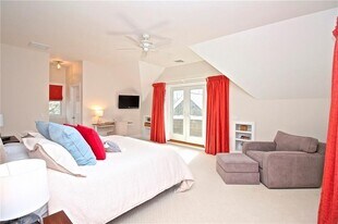 190 Coggeshall Ave in Newport, RI - Building Photo