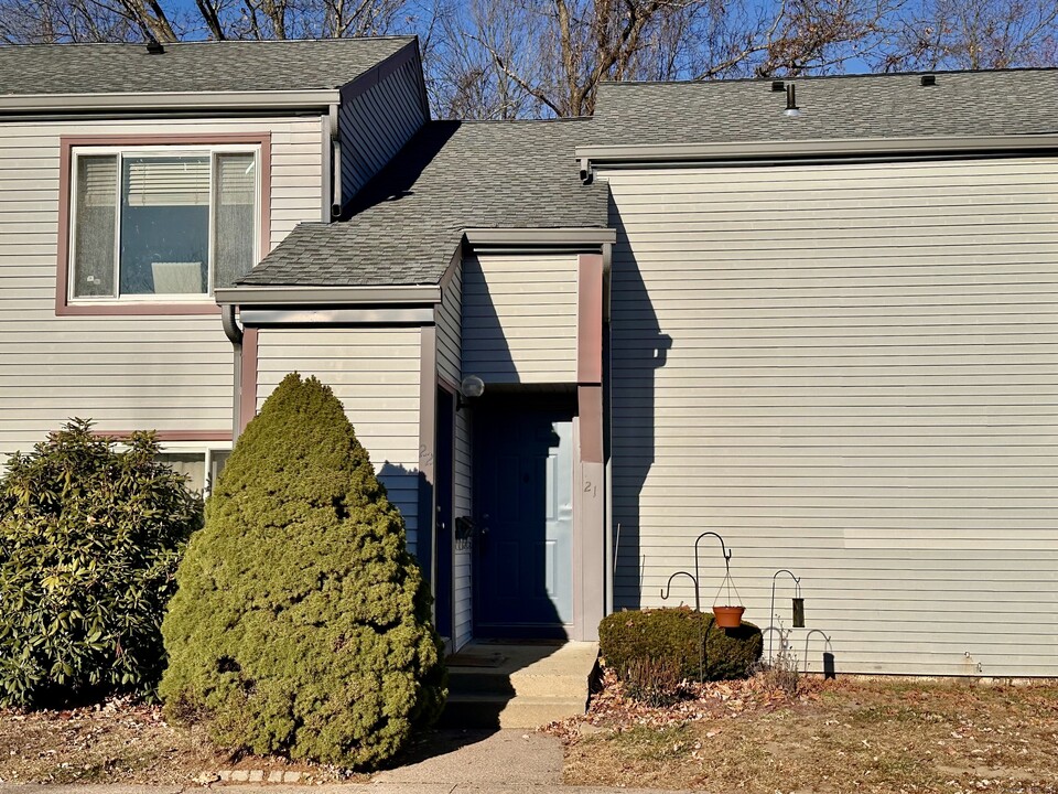 21 Candlewood Dr in South Windsor, CT - Foto de edificio