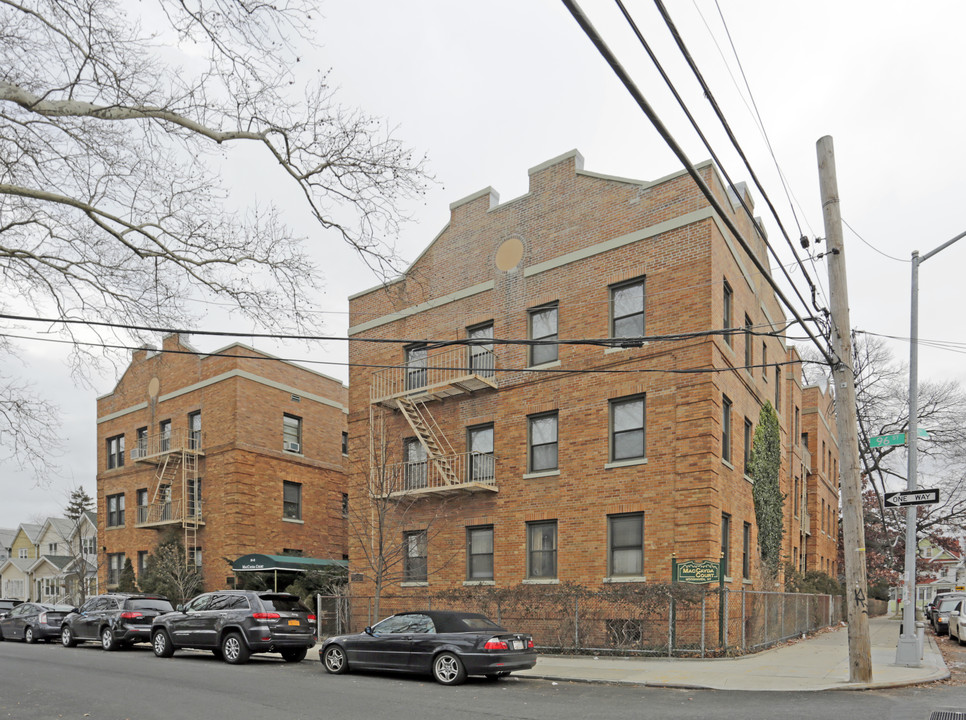 MacCayda Court in Woodhaven, NY - Building Photo