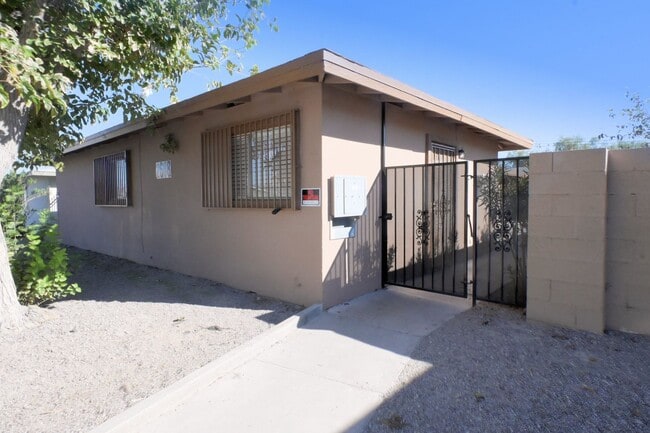 2608 E Mesquite Ave in Las Vegas, NV - Building Photo - Building Photo