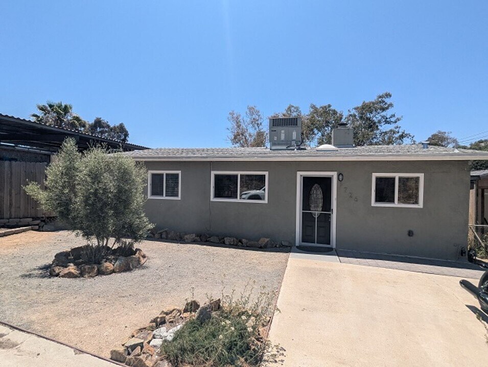 1726 Swan St in San Diego, CA - Building Photo