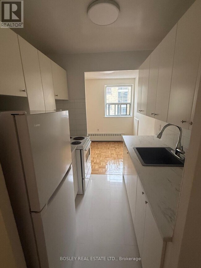 972 Eglinton Ave E in Toronto, ON - Building Photo - Building Photo