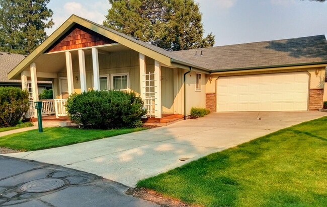 328 N Wheeler Loop in Sisters, OR - Building Photo - Building Photo