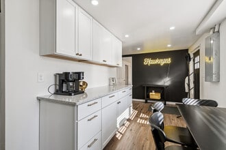 1219 Oakcrest St in Iowa City, IA - Building Photo - Building Photo