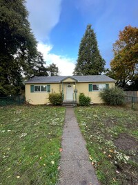 582 Main St W in Monmouth, OR - Foto de edificio - Building Photo