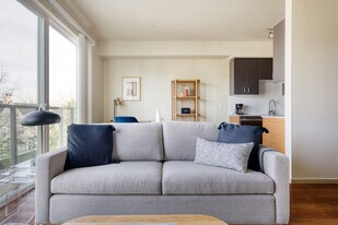 8300 160th Ave NE in Redmond, WA - Building Photo