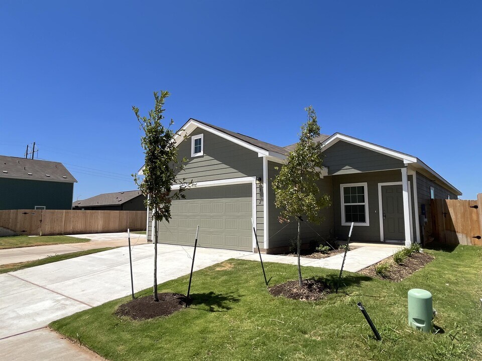 312 Freshwater Dr in Bastrop, TX - Building Photo