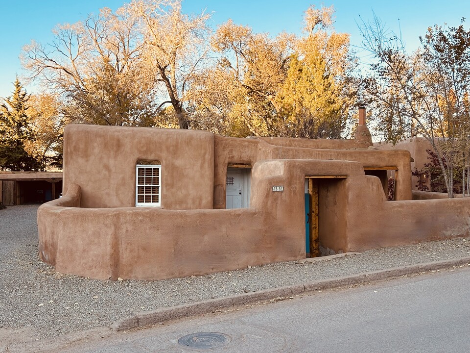 515 Acequia Madre in Santa Fe, NM - Building Photo