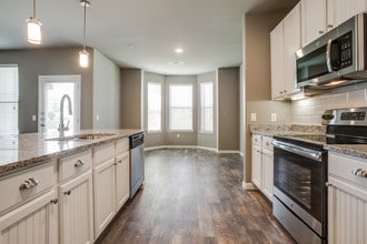 The Commons of Chapel Creek in Frisco, TX - Foto de edificio - Building Photo