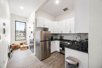951 Wyckoff Ave-Unit -3F in Queens, NY - Foto de edificio - Building Photo