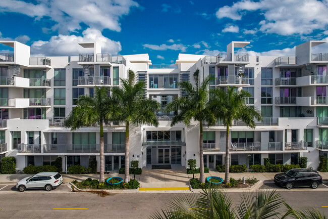 111 First Delray in Delray Beach, FL - Foto de edificio - Building Photo