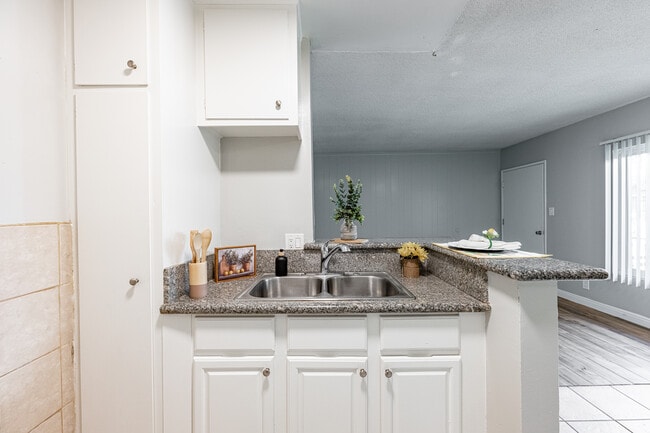 9301 Atlantic Ave in South Gate, CA - Building Photo - Interior Photo