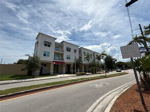 5978 SW 64th St in Miami, FL - Building Photo - Building Photo