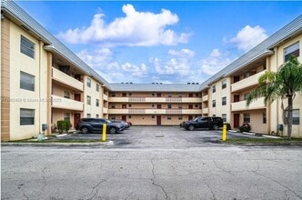 8951 SW 72nd St in Miami, FL - Building Photo - Building Photo