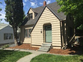 1150 NE Harvey Rd, Unit B in Pullman, WA - Building Photo