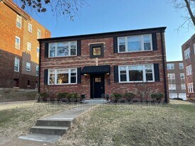 7526 Byron Pl in Clayton, MO - Building Photo