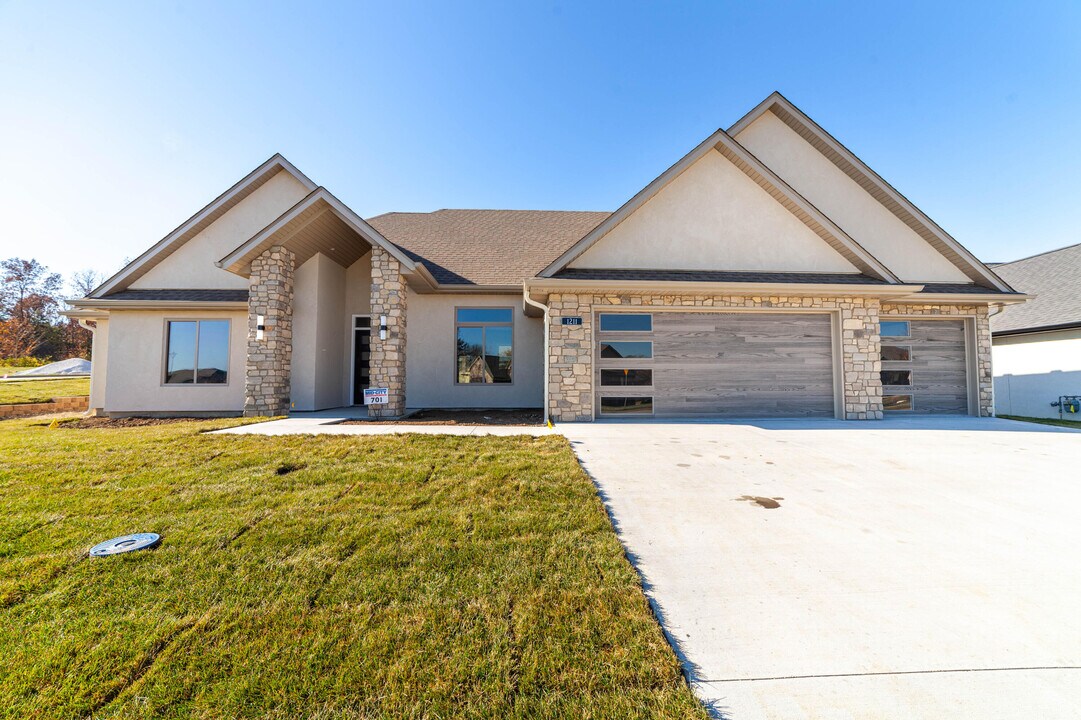 1211 Shallow Ridge Cir in Columbia, MO - Building Photo