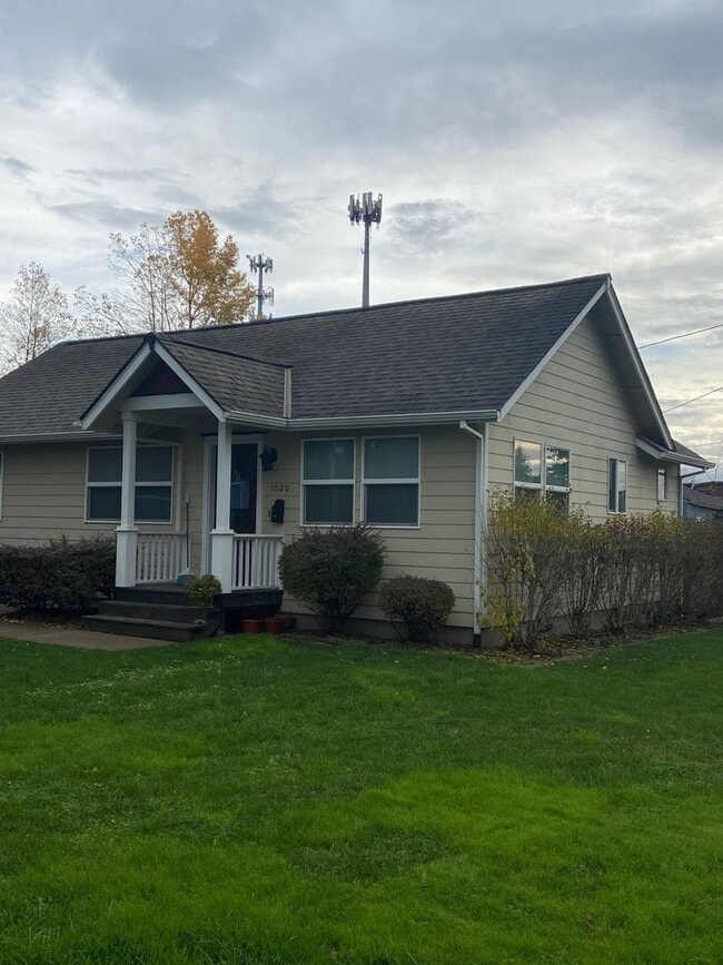 1020 NE 12th St in McMinnville, OR - Building Photo - Building Photo