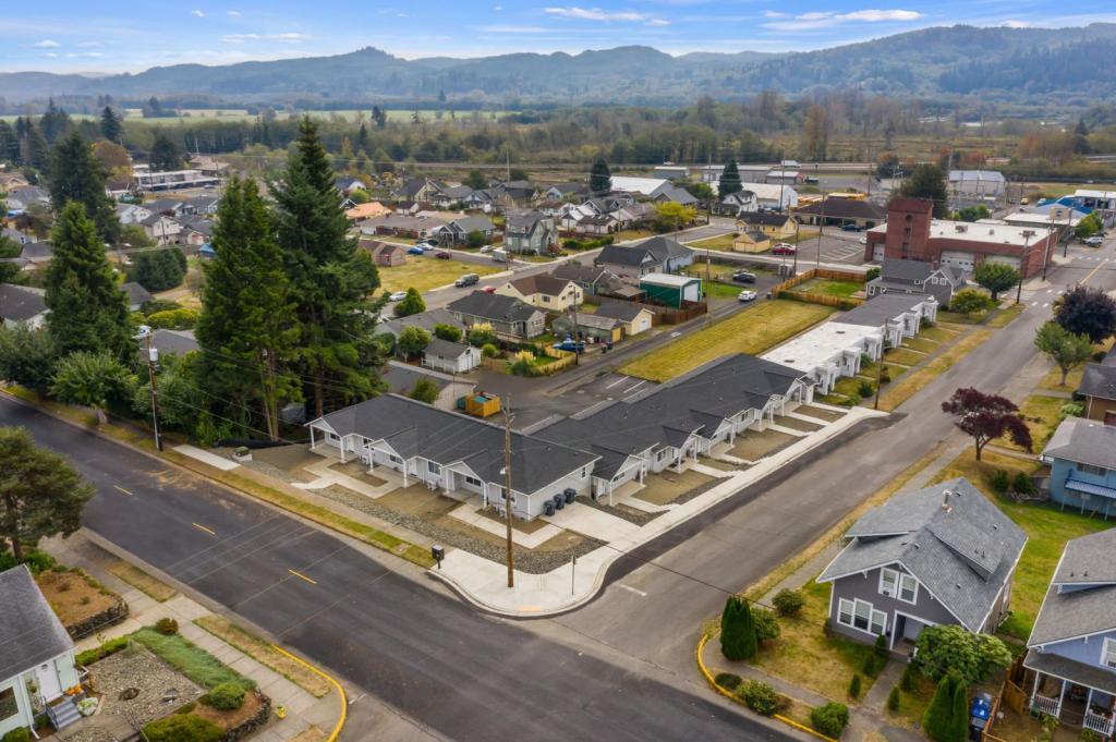 303 E Broadway Ave in Montesano, WA - Building Photo