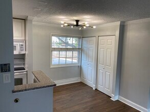 1706 W Abingdon Dr, Unit 102 in Alexandria, VA - Building Photo - Building Photo