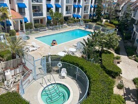 8310 Regents Rd, Unit 3J in San Diego, CA - Building Photo