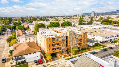 Residential Condo in Los Angeles, CA - Foto de edificio - Building Photo