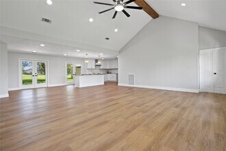 9035 Point Dr in Beach City, TX - Foto de edificio - Building Photo