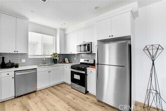 11960 Vanowen St in Los Angeles, CA - Building Photo - Building Photo