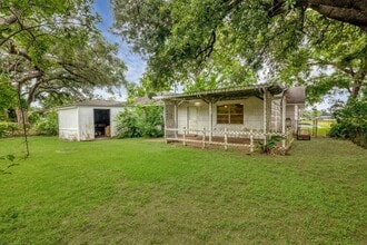107 Ash Ln in Lake Jackson, TX - Building Photo - Building Photo