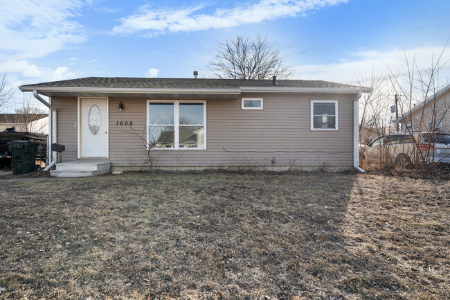 1609 Golden Valley Dr in Waterloo, IA - Building Photo - Building Photo