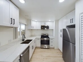 6715-6717 N Elman St in San Diego, CA - Building Photo - Building Photo