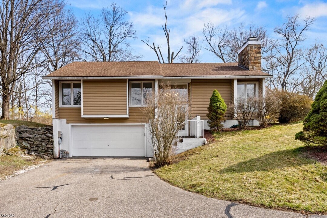 8 Canada Goose Dr in Hackettstown, NJ - Building Photo