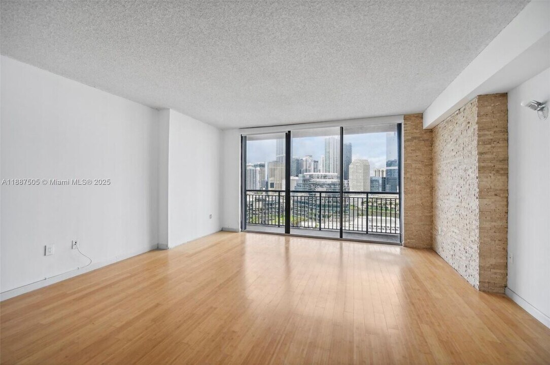 540 Brickell Key Dr in Miami, FL - Building Photo