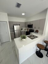 725 E 23rd St, Unit B2 in Hialeah, FL - Building Photo