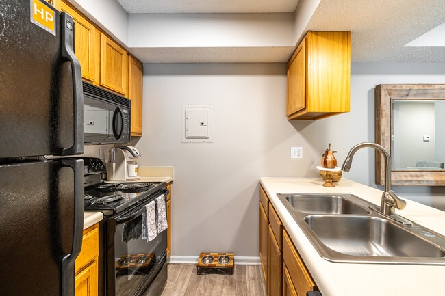 Hunter's Pointe Apartments in Overland Park, KS - Building Photo - Interior Photo