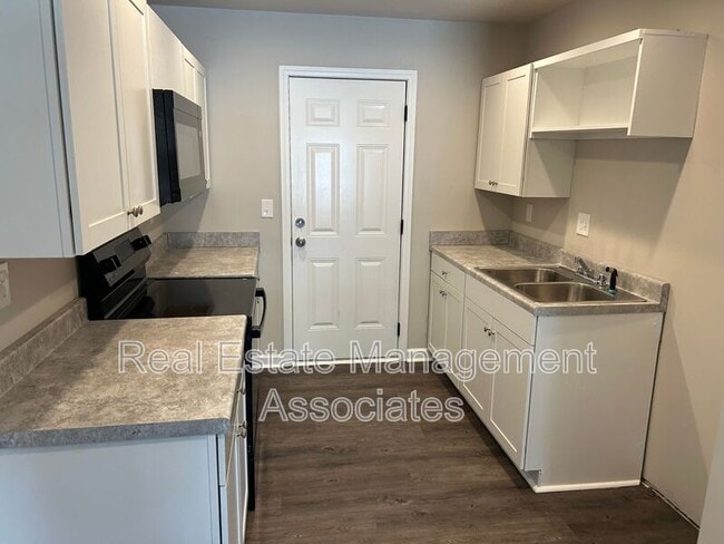 property at 215 W Quilly St