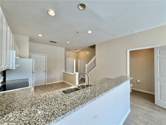 912 Hampton Cir in Naples, FL - Foto de edificio - Building Photo