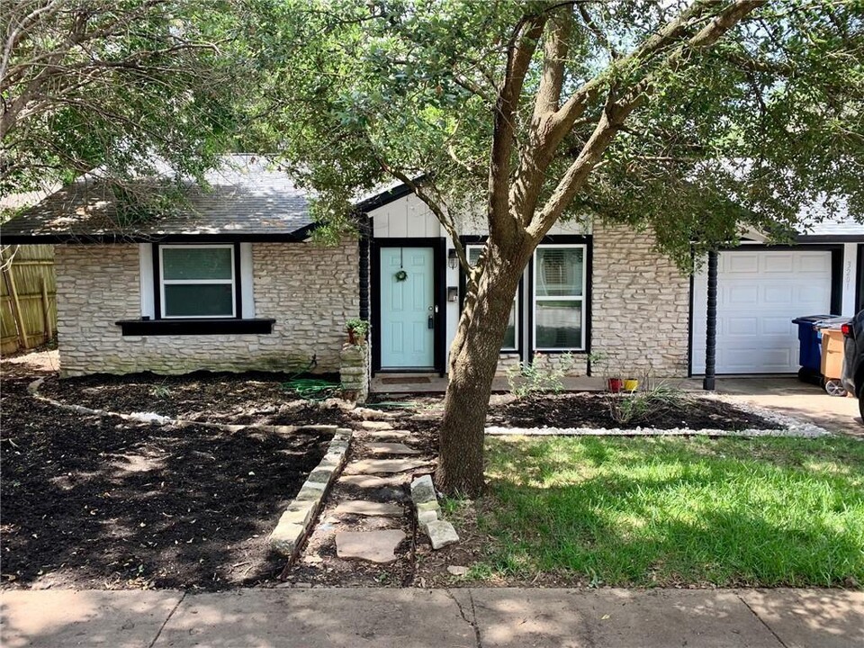 3201 Mossrock Dr in Austin, TX - Building Photo