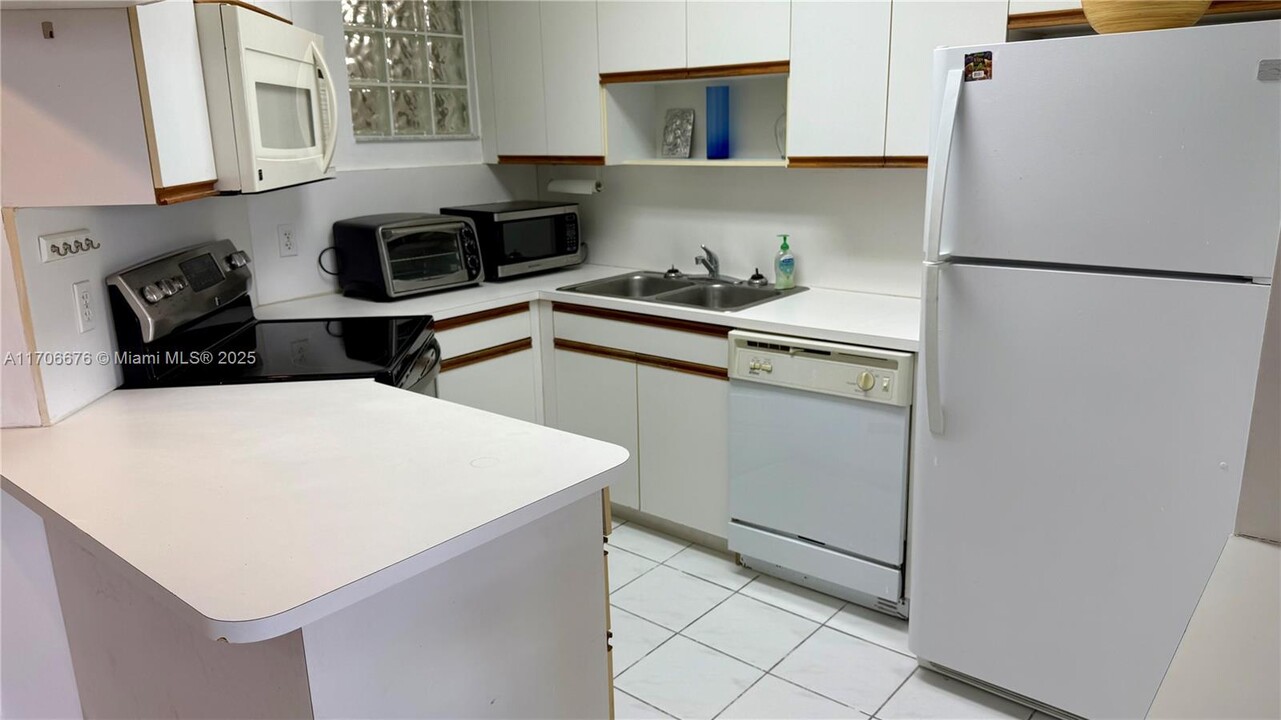 9156 Collins Ave in Surfside, FL - Building Photo